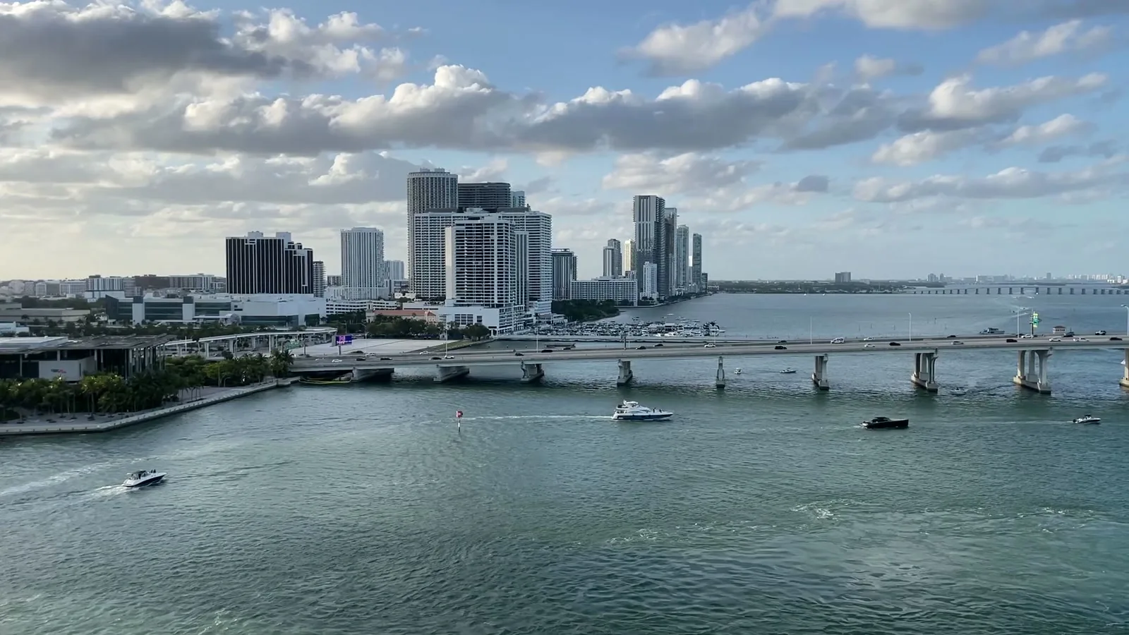 Aerial view of Miami representing signals from the U.S. market